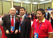 董事長(zhǎng)中國(guó)航天員劉伯明和世界航天出倉第一人蘇聯(lián)宇航